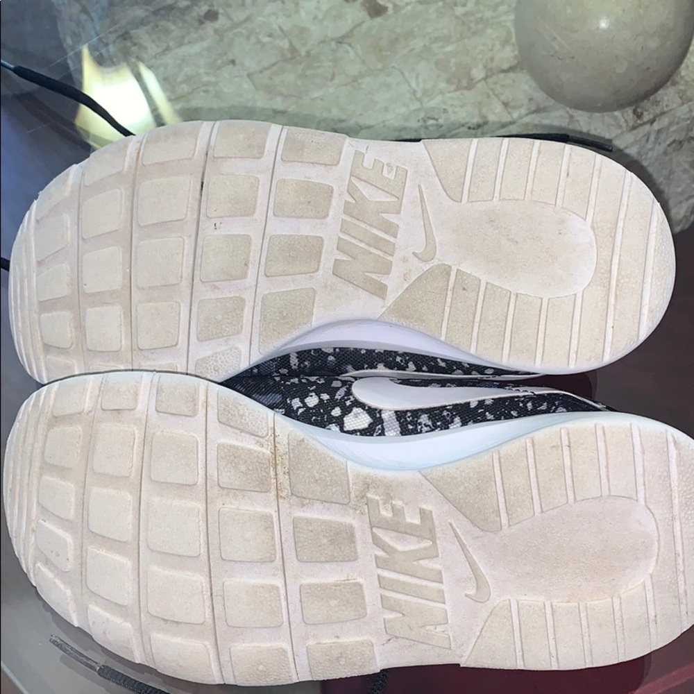 Nike Tennis Shoes (5.5Y / 7 Adult) - Picture 5 of 6